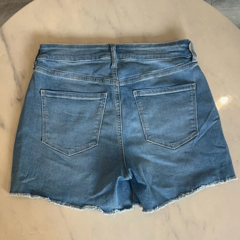 Nine West Women’s 4” Mid-rise Jean Shorts.